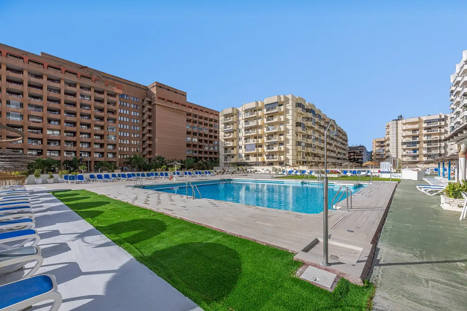 Piscina de Apartament en venda en Fuengirola amb Aire condicionat, Calefacció i Jardí privat