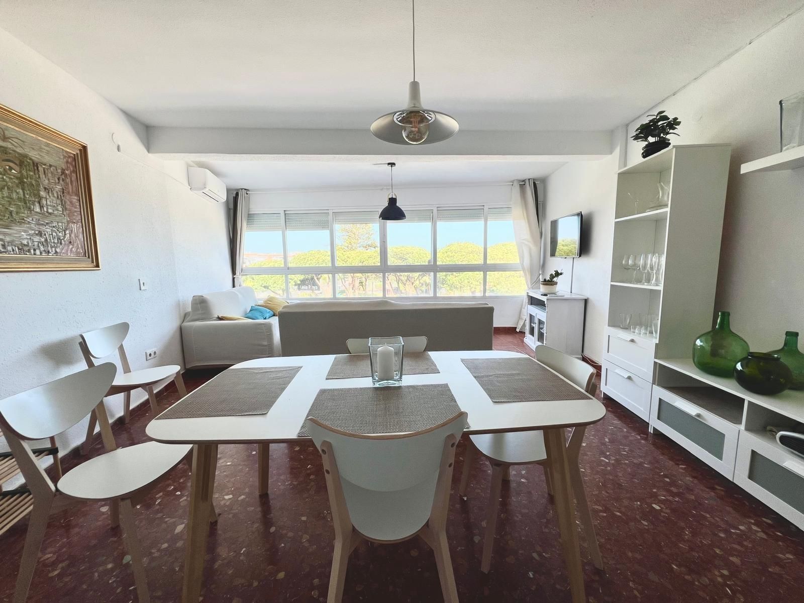 Menjador de Apartament de lloguer en Mijas amb Jardí privat, Balcó i Piscina comunitària