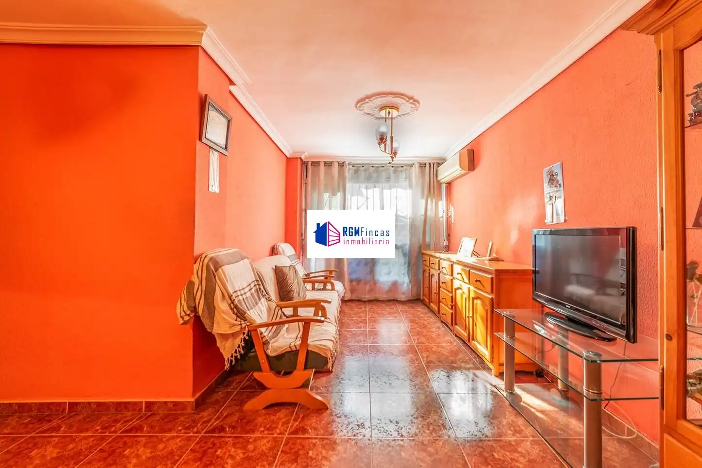 Living room of Flat for sale in Sevilla  with Air Conditioner and Storage room