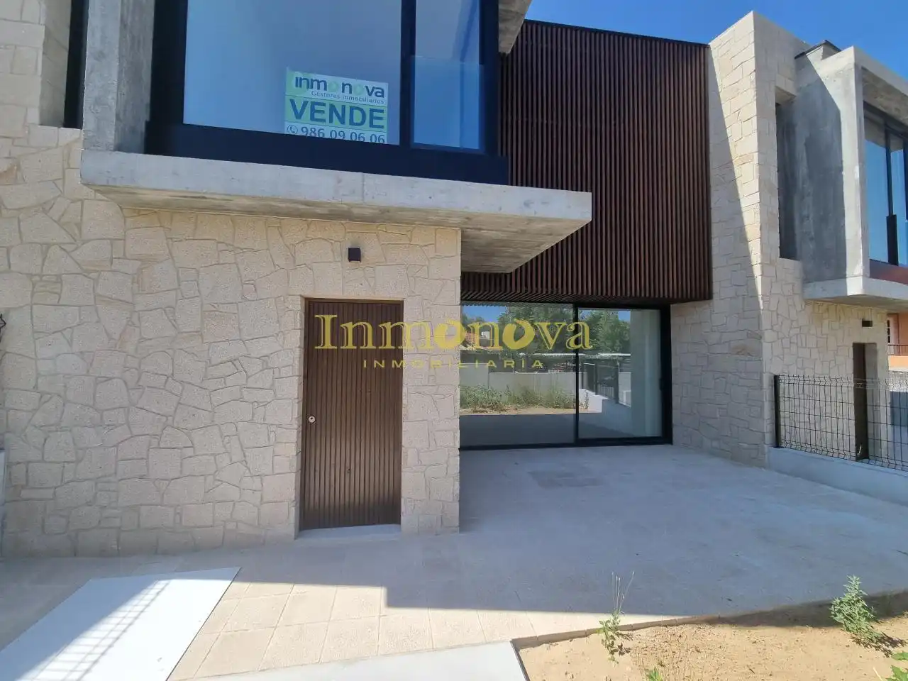 Vista exterior de Casa adosada en venta en Nigrán con Calefacción, Jardín privado y Terraza