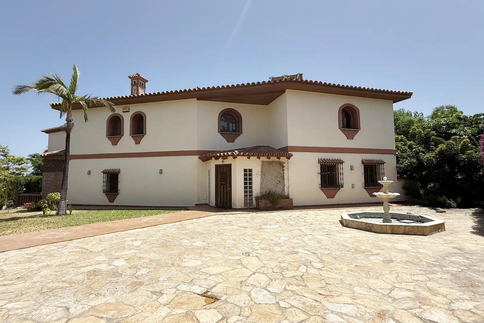 Vista exterior de Casa o xalet en venda en Benalmádena amb Aire condicionat, Calefacció i Jardí privat
