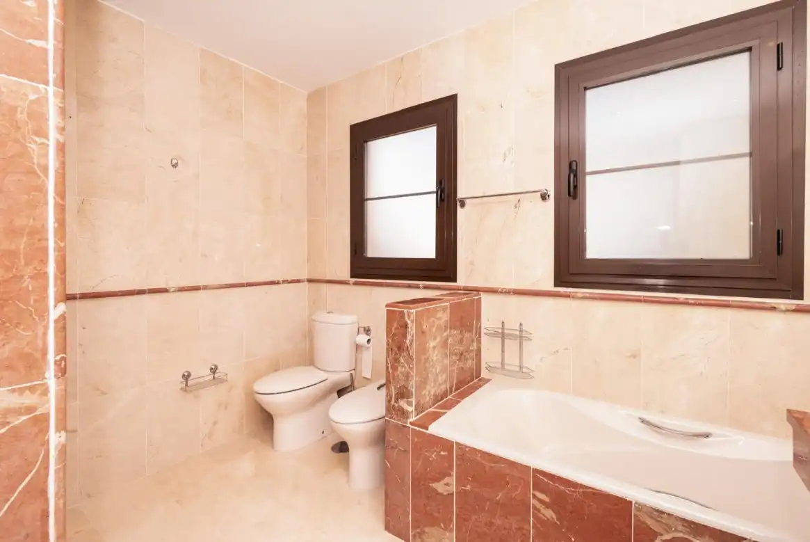 Bany de Apartament en venda en Estepona amb Aire condicionat, Calefacció i Jardí privat
