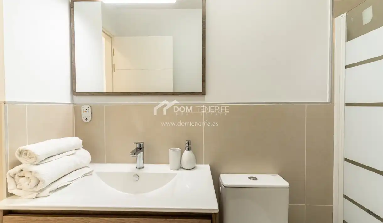 Baño de Piso en venta en Adeje con Terraza, Trastero y Piscina