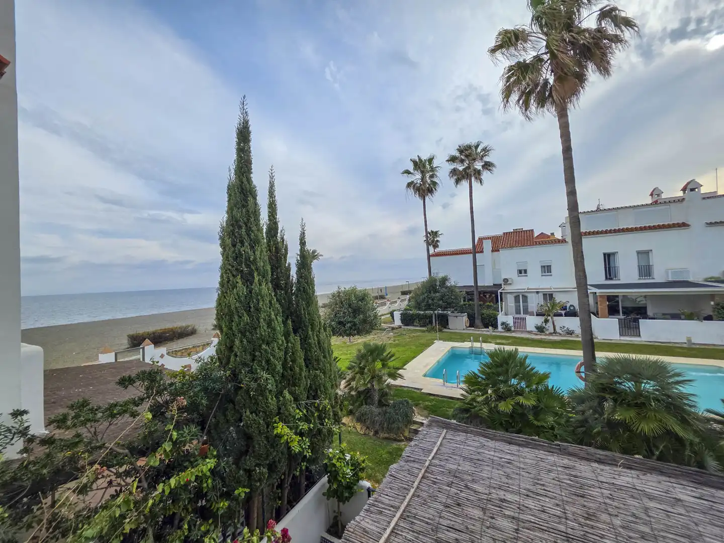 Maison mitoyenne avec piscine à vendre à Bahía de Casares