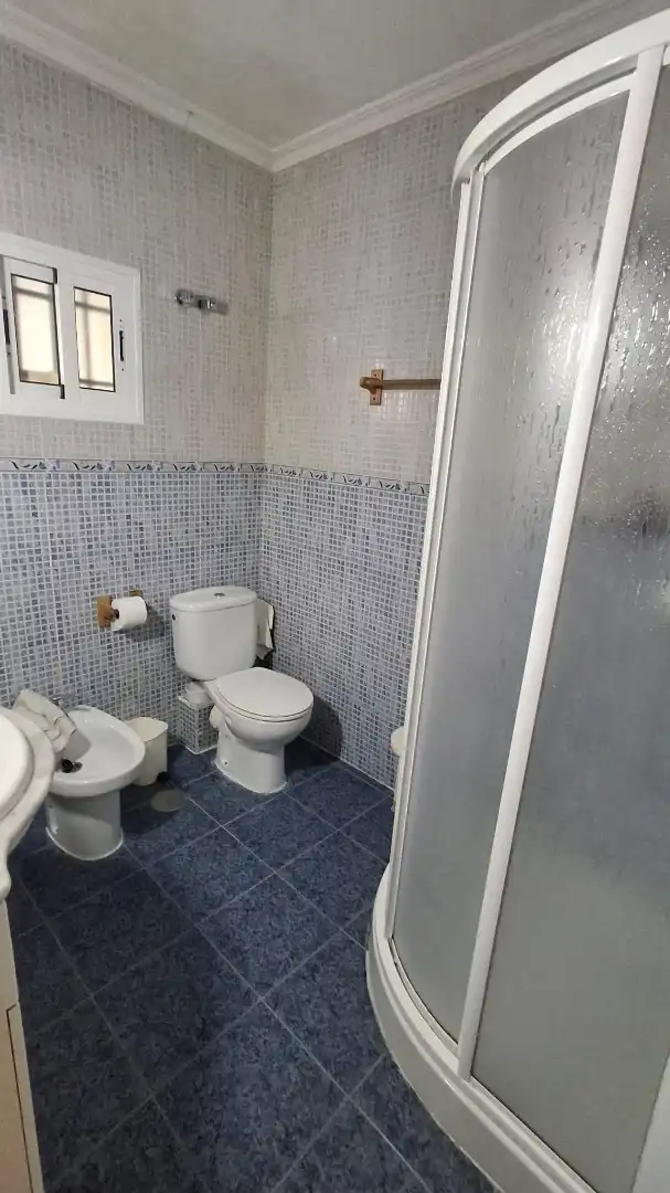 Badezimmer von Wohnung zum Verkauf in Dos Hermanas mit Terrasse und Möbliert