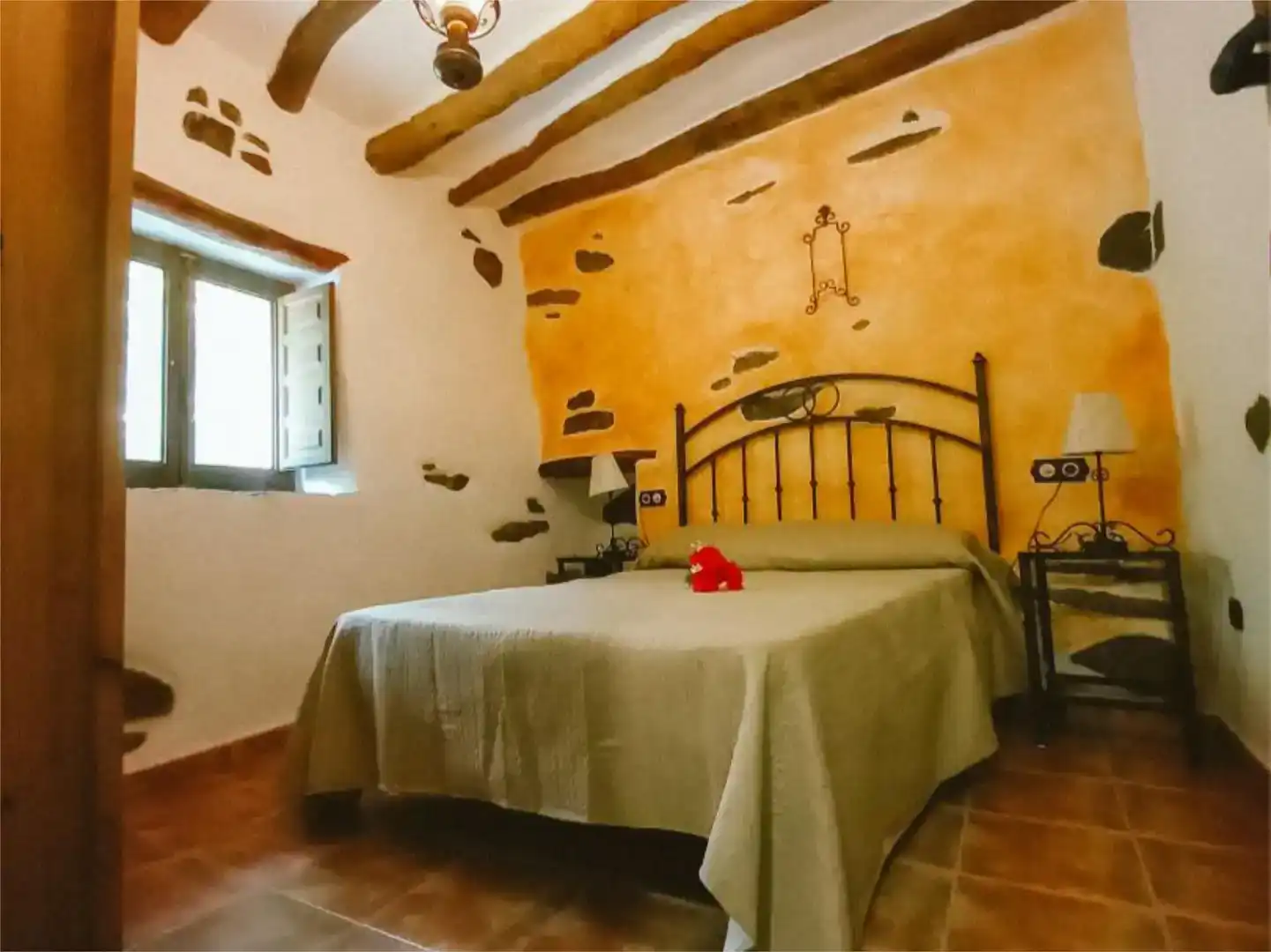 Dormitori de Finca rústica en venda en Laroya amb Jardí privat, Piscina i Moblat
