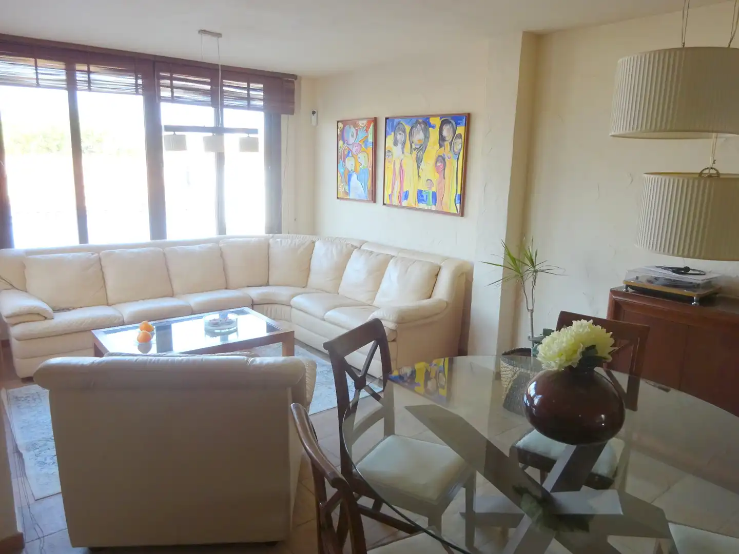 Sala d'estar de Casa adosada en venda en Alhaurín de la Torre amb Aire condicionat, Jardí privat i Terrassa