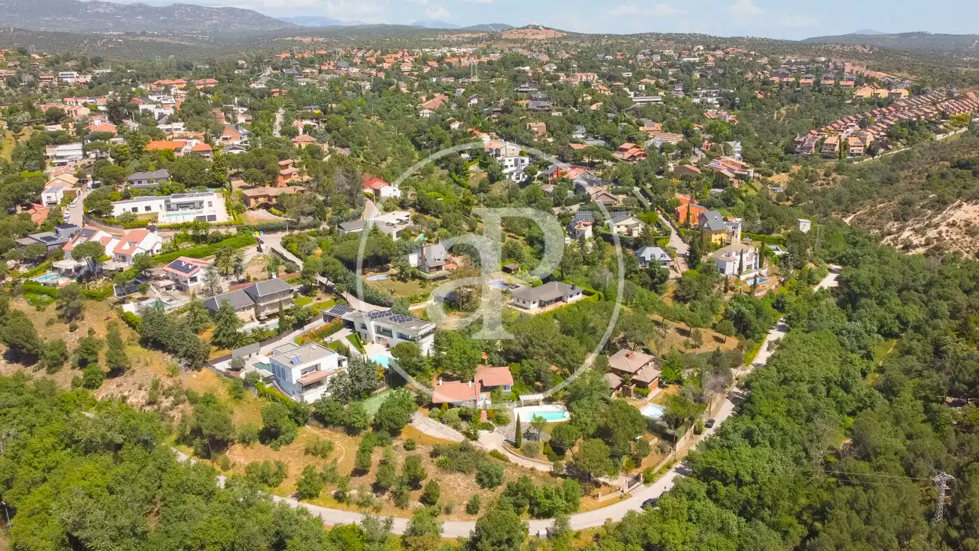 Vista exterior de Casa o xalet en venda en Torrelodones amb Calefacció, Jardí privat i Traster