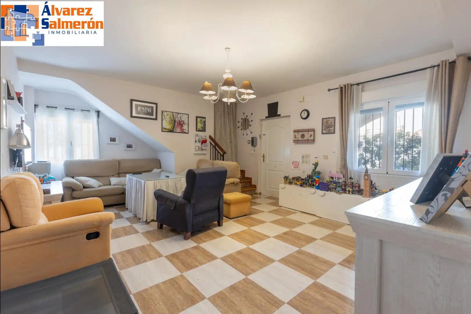 Sala d'estar de Casa o xalet en venda en Armilla amb Aire condicionat i Terrassa