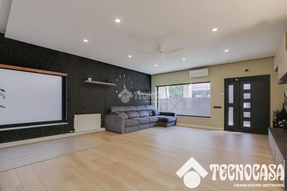Sala d'estar de Casa o xalet en venda en Santa Coloma de Gramenet amb Aire condicionat, Calefacció i Terrassa
