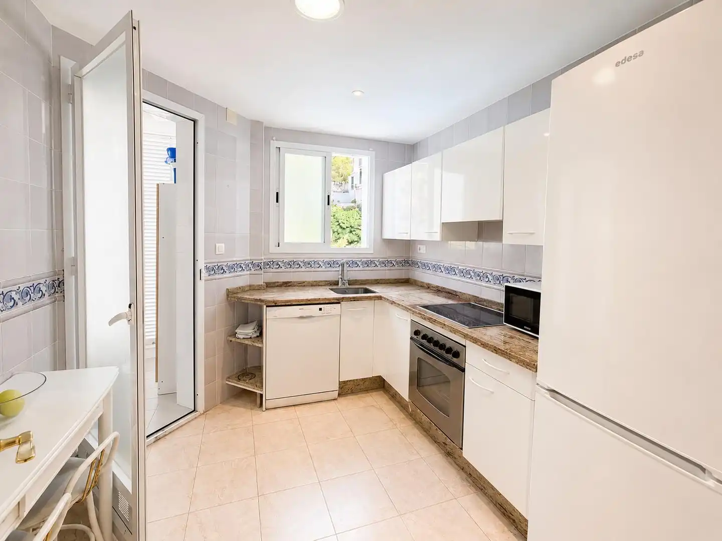 Cocina de Piso de alquiler en Almuñécar con Amueblado, Balcón y Piscina comunitaria