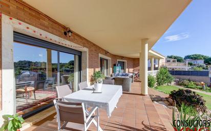 Terrassa de Casa o xalet en venda en Cubelles amb Aire condicionat, Terrassa i Piscina