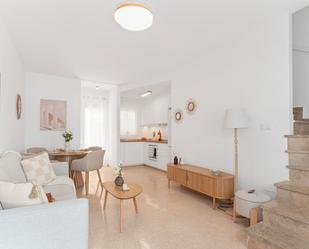 Sala d'estar de Casa adosada en venda en Orihuela amb Aire condicionat, Terrassa i Traster