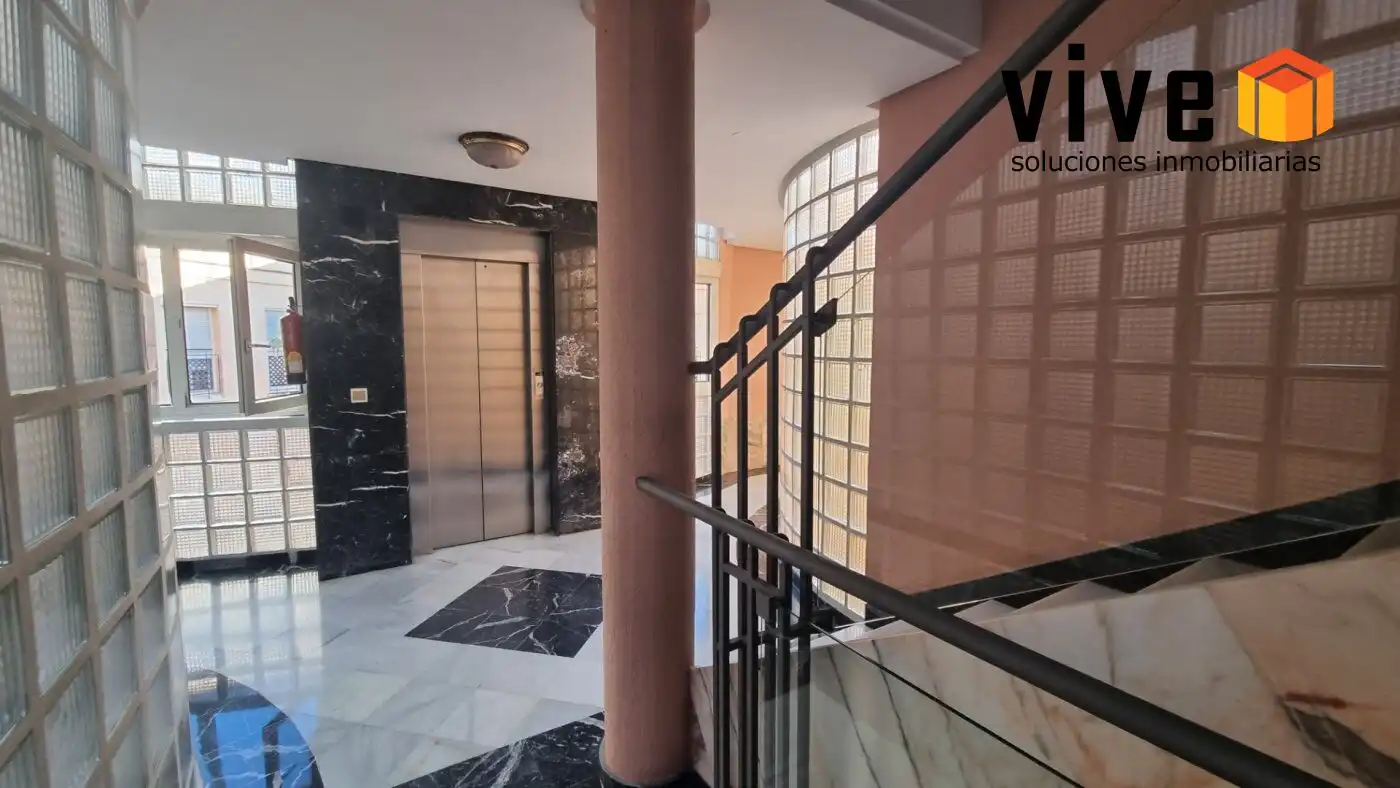 Wohnung zur Miete in Sevilla mit Klimaanlage, Terrasse und Abstellraum