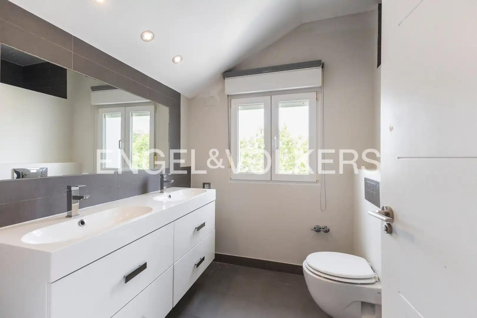 Bathroom of Detached homes for sale in Paracuellos de Jarama  with Air Conditioner, Heating and Private garden