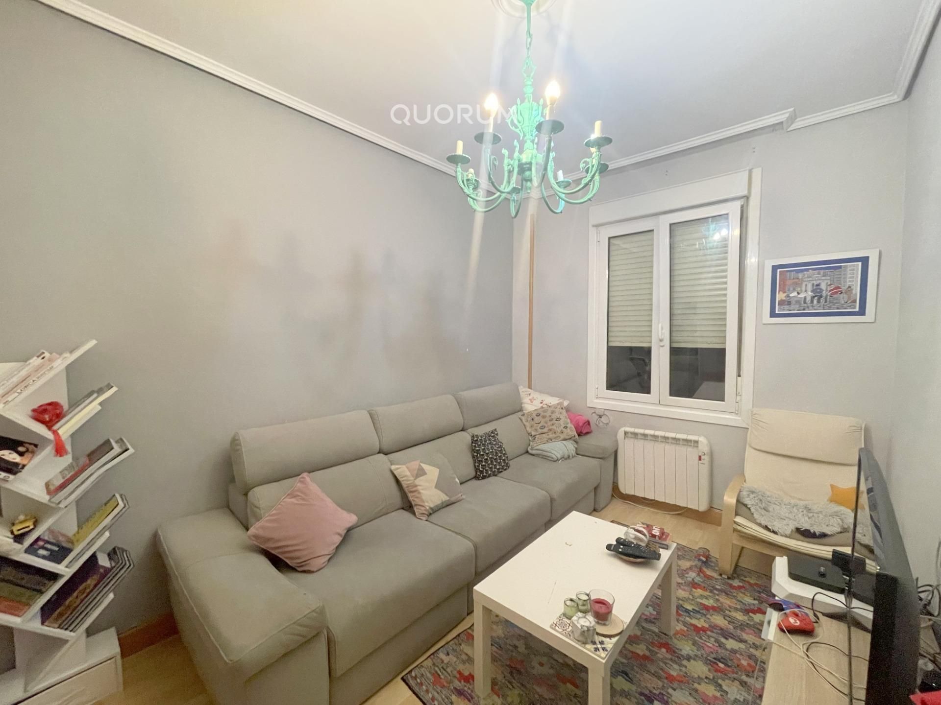 Sala d'estar de Pis en venda en Bilbao  amb Calefacció, Terrassa i Balcó