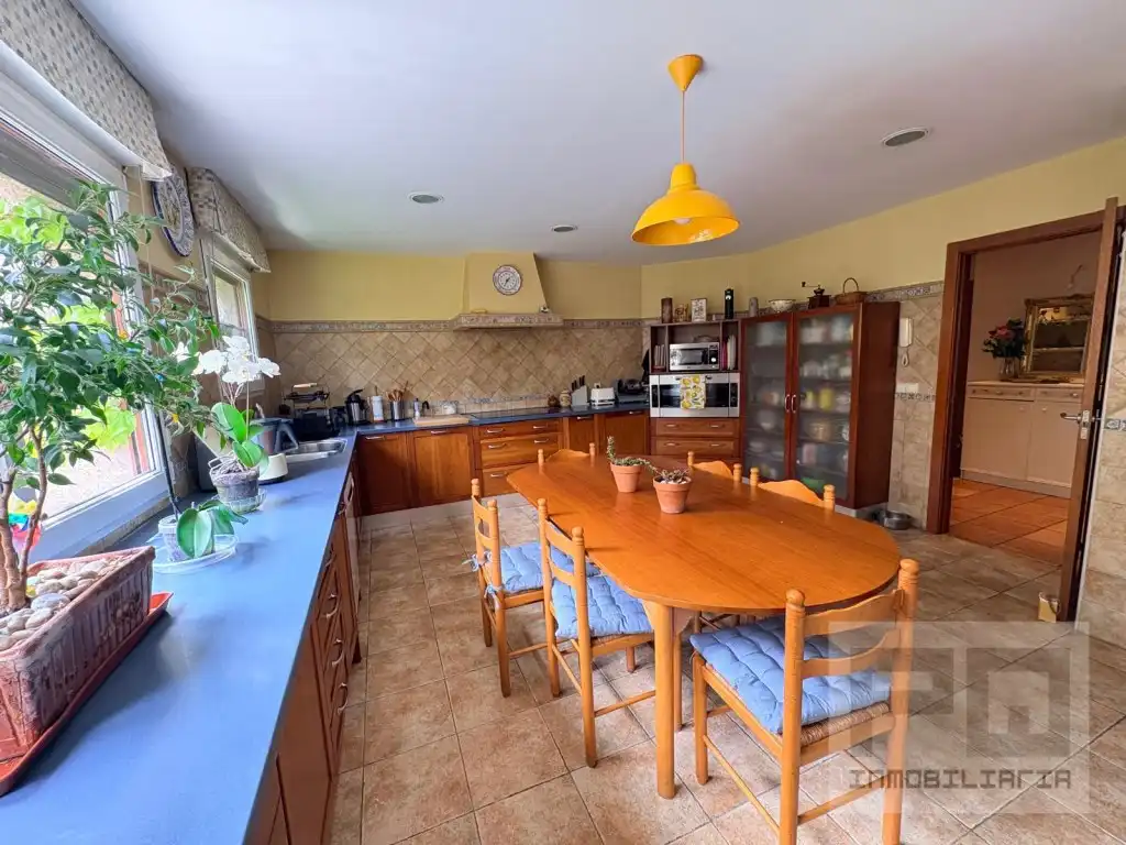 Küche von Haus oder Chalet zum Verkauf in Las Navas del Marqués  mit Ofen, Waschmaschine und Mikrowelle