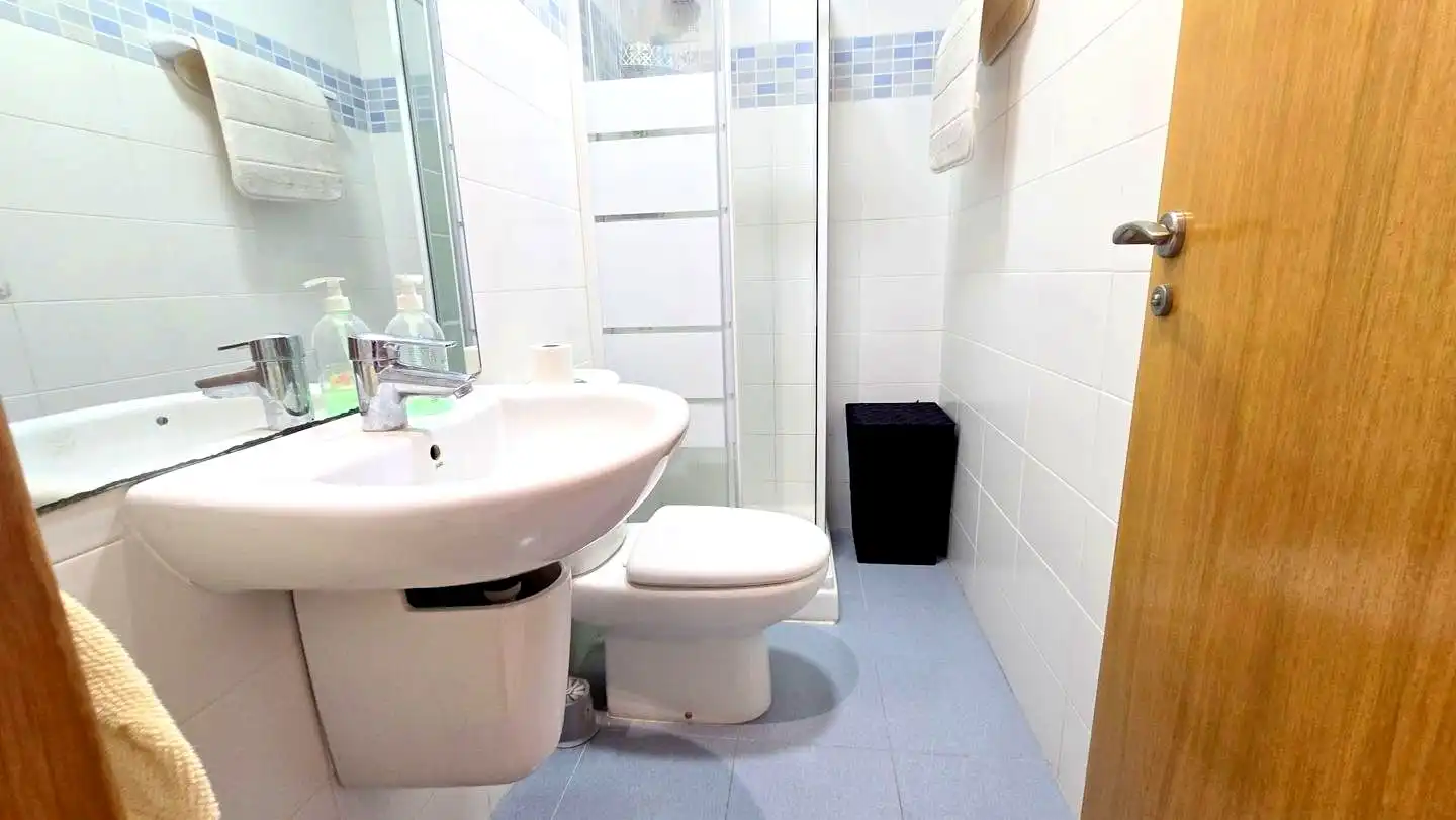Baño de Apartamento de alquiler en Gandia con Aire acondicionado, Calefacción y Terraza