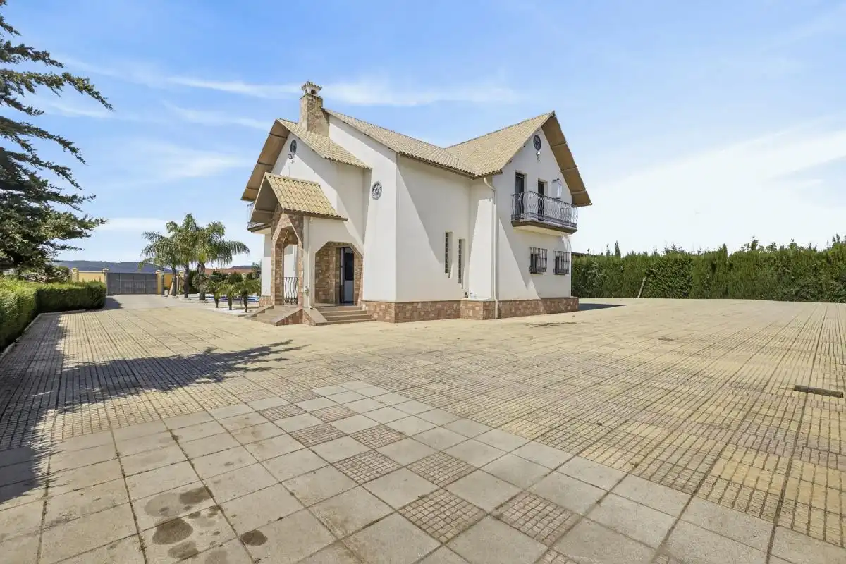 Vista exterior de Casa o xalet en venda en Lora del Río amb Aire condicionat, Calefacció i Jardí privat
