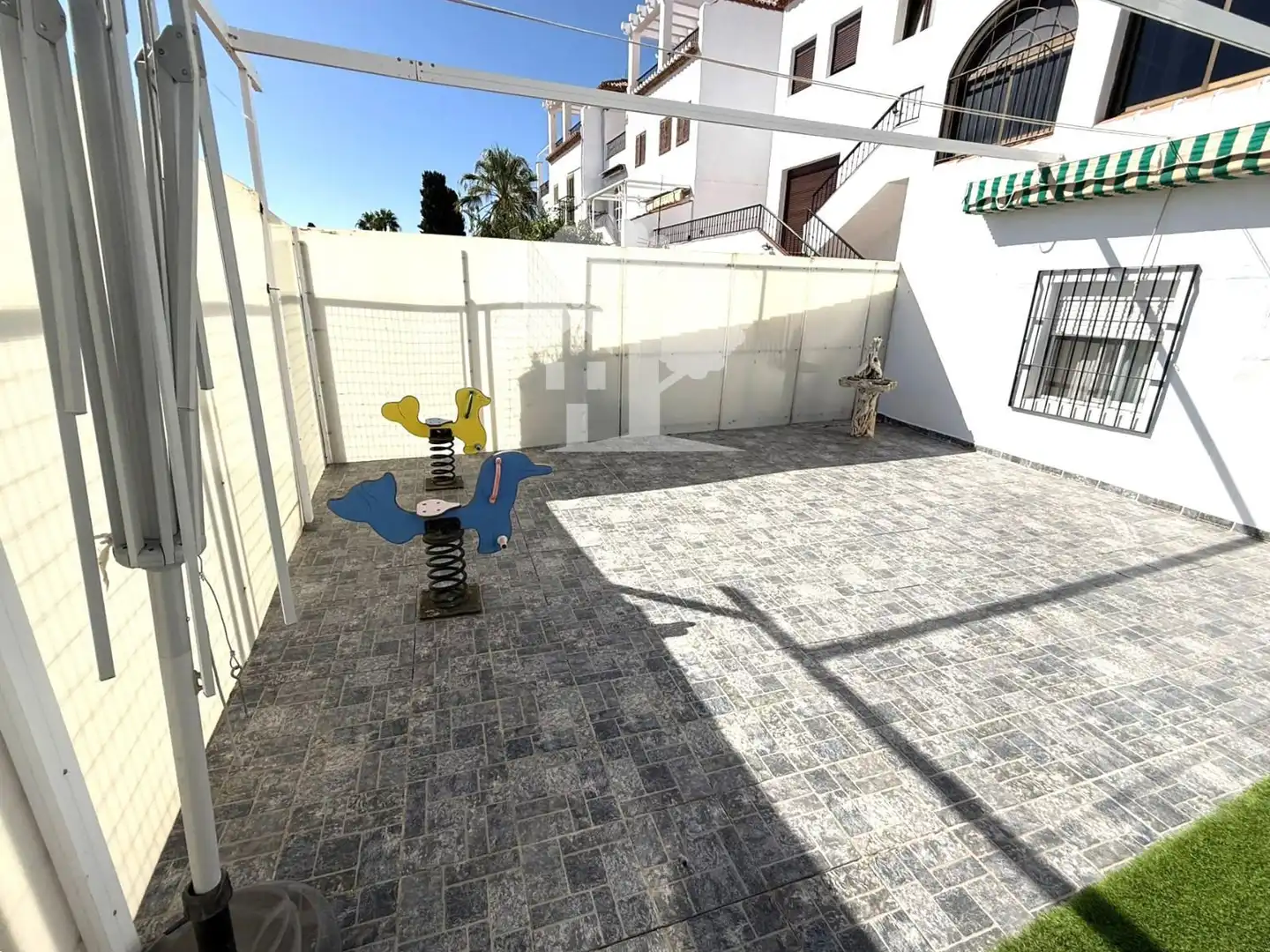 Terrasse von Einfamilien-Reihenhaus zum Verkauf in Motril mit Klimaanlage, Heizung und Schwimmbad