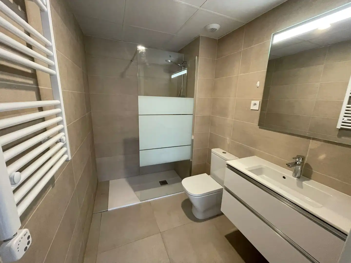 Badezimmer von Wohnung zur Miete in Barcelona mit Klimaanlage, Heizung und Ofen