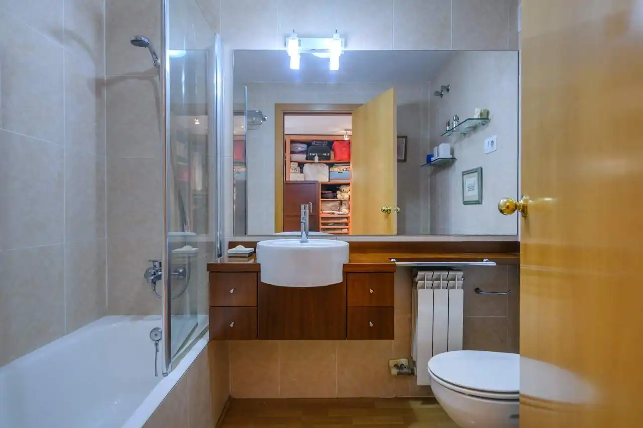 Badezimmer von Maisonette zum Verkauf in Barcelona mit Klimaanlage, Heizung und Parkett