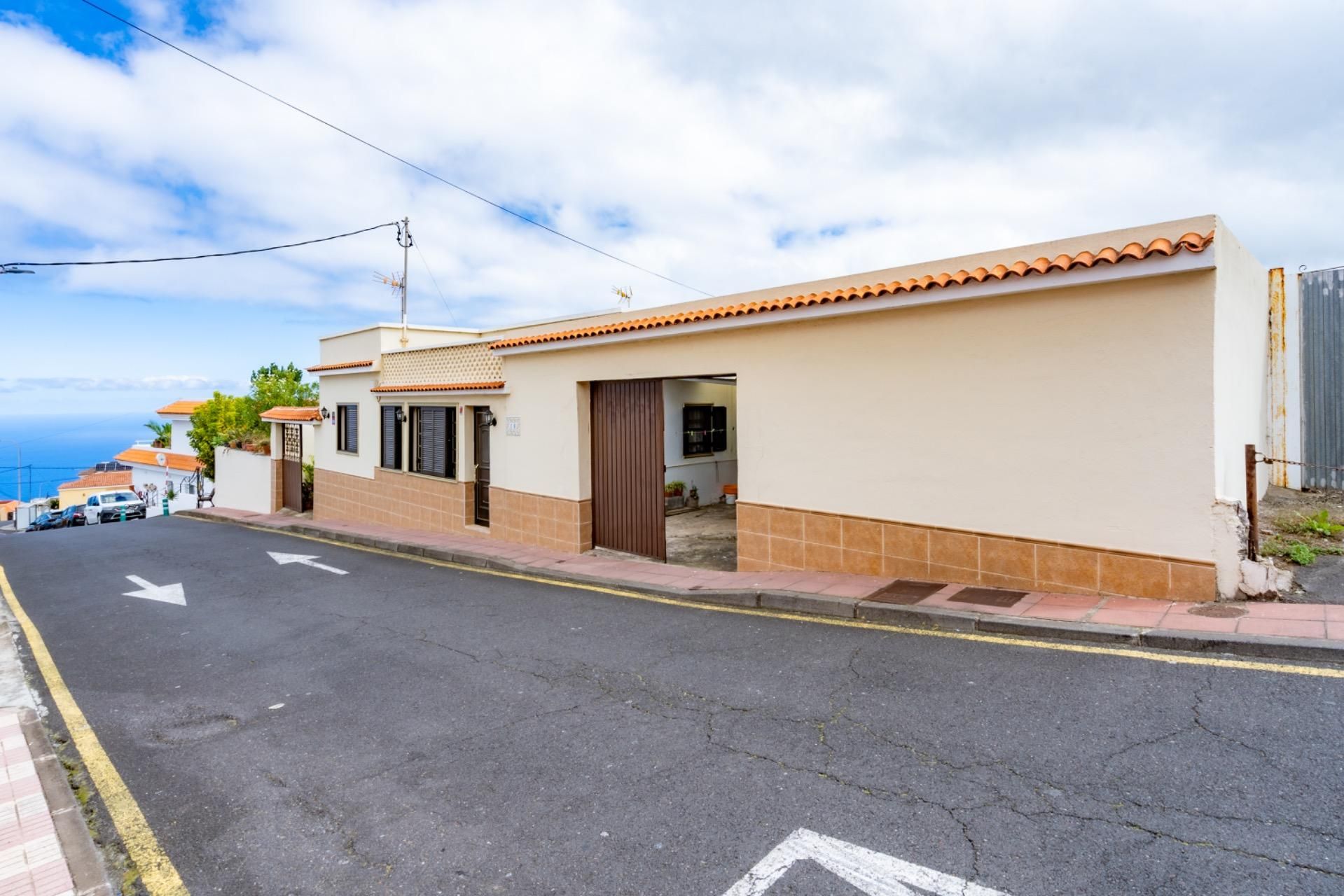 Vista exterior de Casa o xalet en venda en El Tanque amb Terrassa