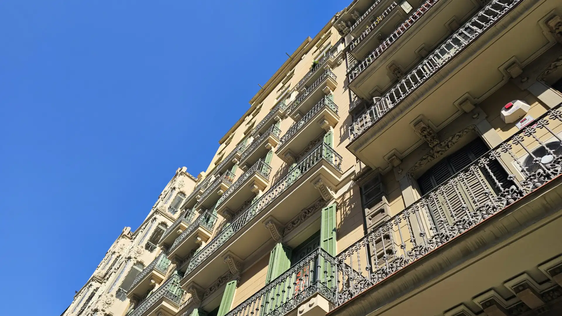 Außenansicht von Büro zur Miete in Barcelona mit Klimaanlage, Heizung und Internet