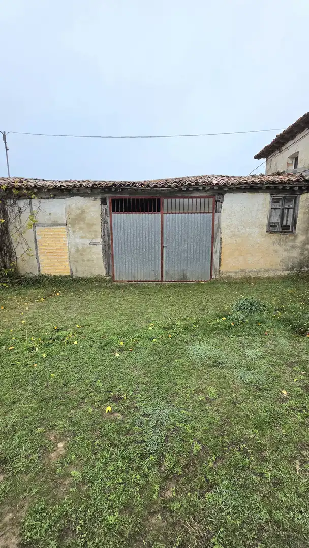 Vista exterior de Casa adosada en venda en Valle de Valdelucio