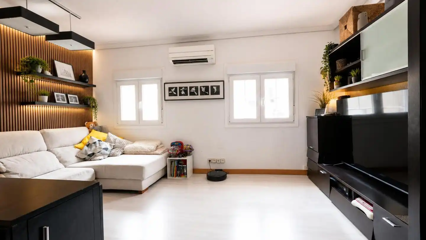 Sala d'estar de Pis en venda en Madrid amb Aire condicionat