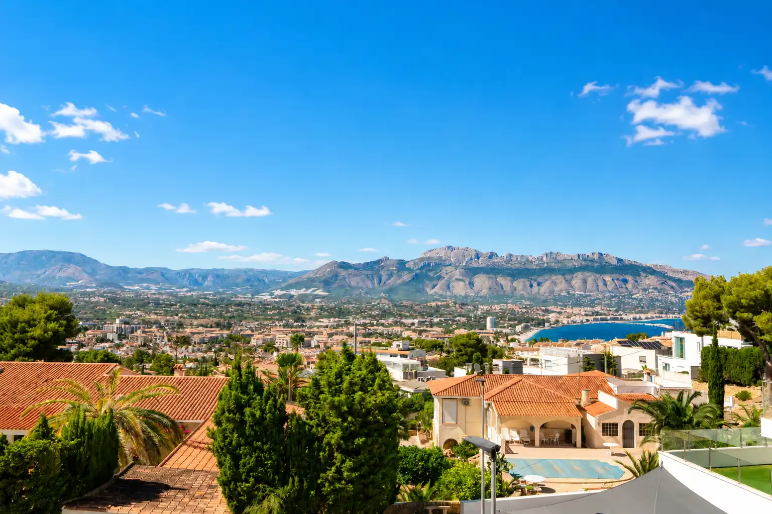 Vista exterior de Casa o chalet en venta en L'Alfàs del Pi con Terraza y Piscina comunitaria