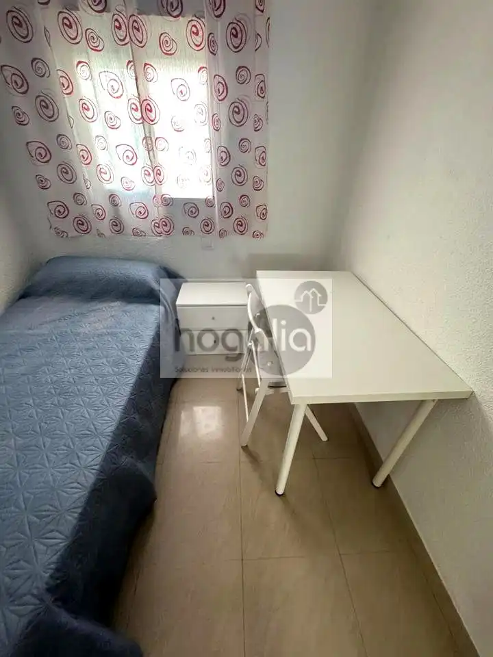Habitación de Piso de alquiler en Sevilla con Aire acondicionado y Amueblado