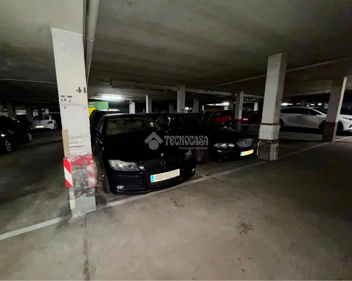 Parking de Piso en venta en León Capital  con Calefacción, Parquet y Trastero