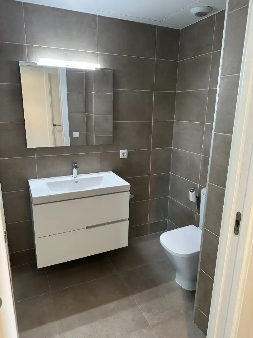 Bathroom of Flat for rent in L'Hospitalet de Llobregat  with Air Conditioner, Parquet flooring and Oven