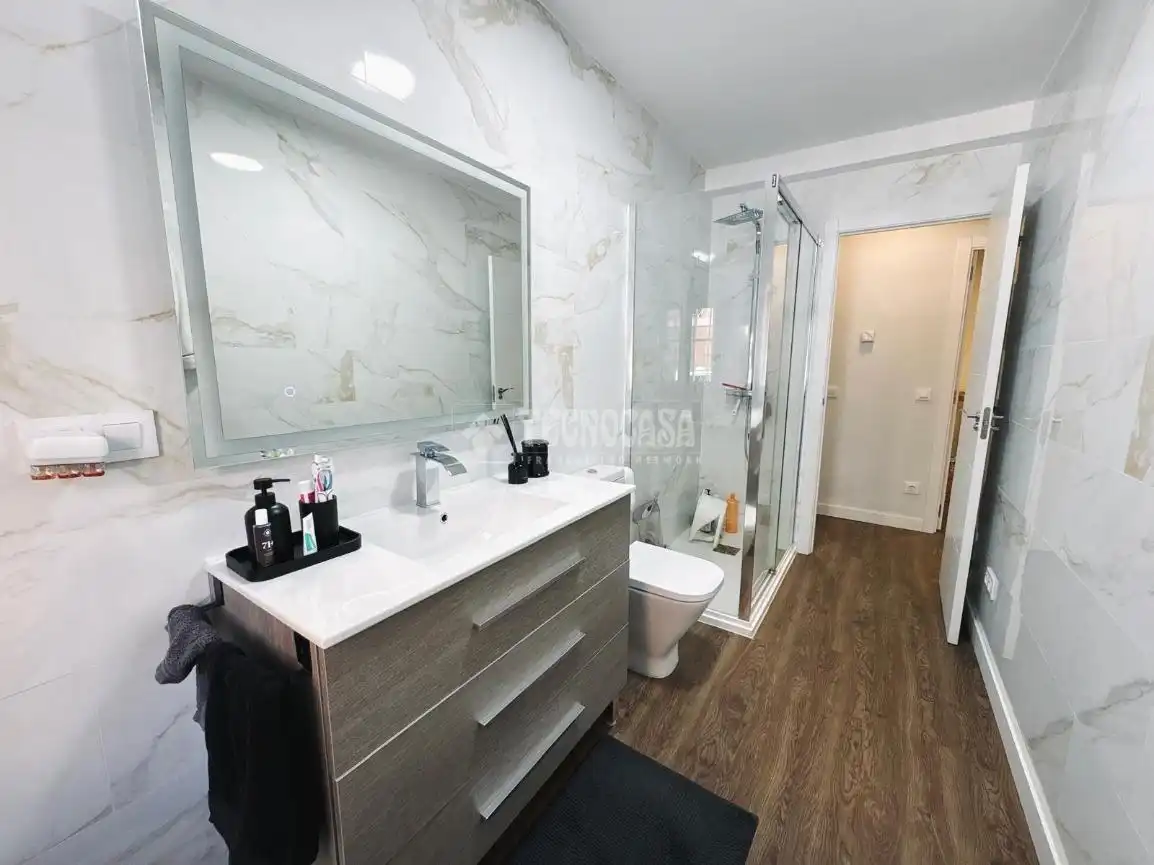 Bathroom of Flat for sale in Madrid  with Air Conditioner and Heating