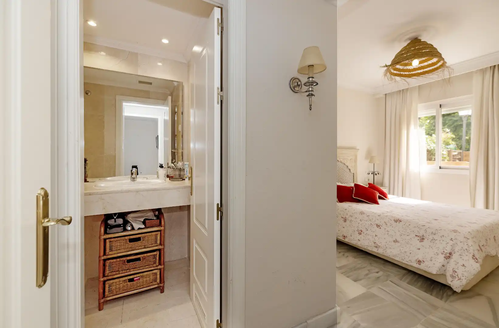 Badezimmer von Erdgeschoss zum Verkauf in Marbella mit Klimaanlage, Heizung und Terrasse