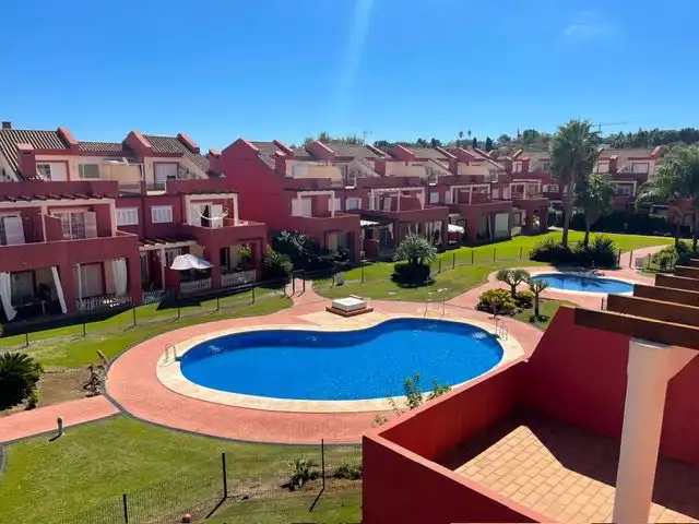 Garten von Einfamilien-Reihenhaus zum Verkauf in Sotogrande mit Klimaanlage, Heizung und Privatgarten