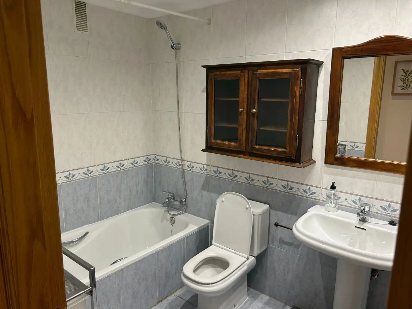 Badezimmer von Wohnung zur Miete in Oviedo 