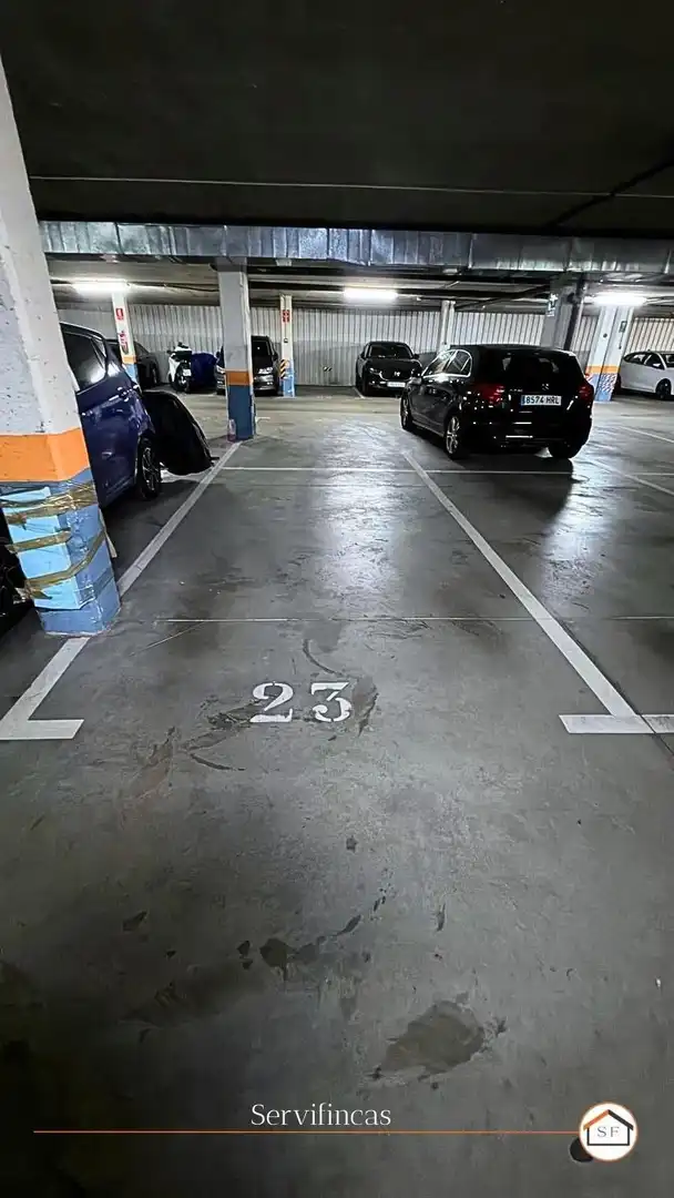 Parking de Ático de alquiler en Madrid con Aire acondicionado, Calefacción y Jardín privado