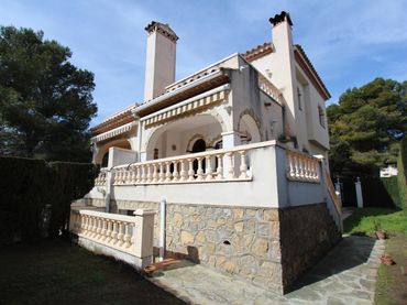 Casa aparellada amb piscina en venda a Avinguda de Casalot
