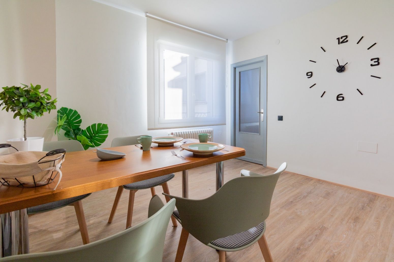 Menjador de Pis de lloguer en  Pamplona / Iruña amb Calefacció, Parquet i Moblat