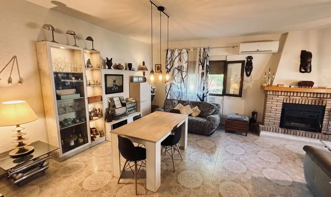 Sala de estar de Casa o chalet en venta en El Casar de Escalona con Aire acondicionado, Calefacción y Jardín privado