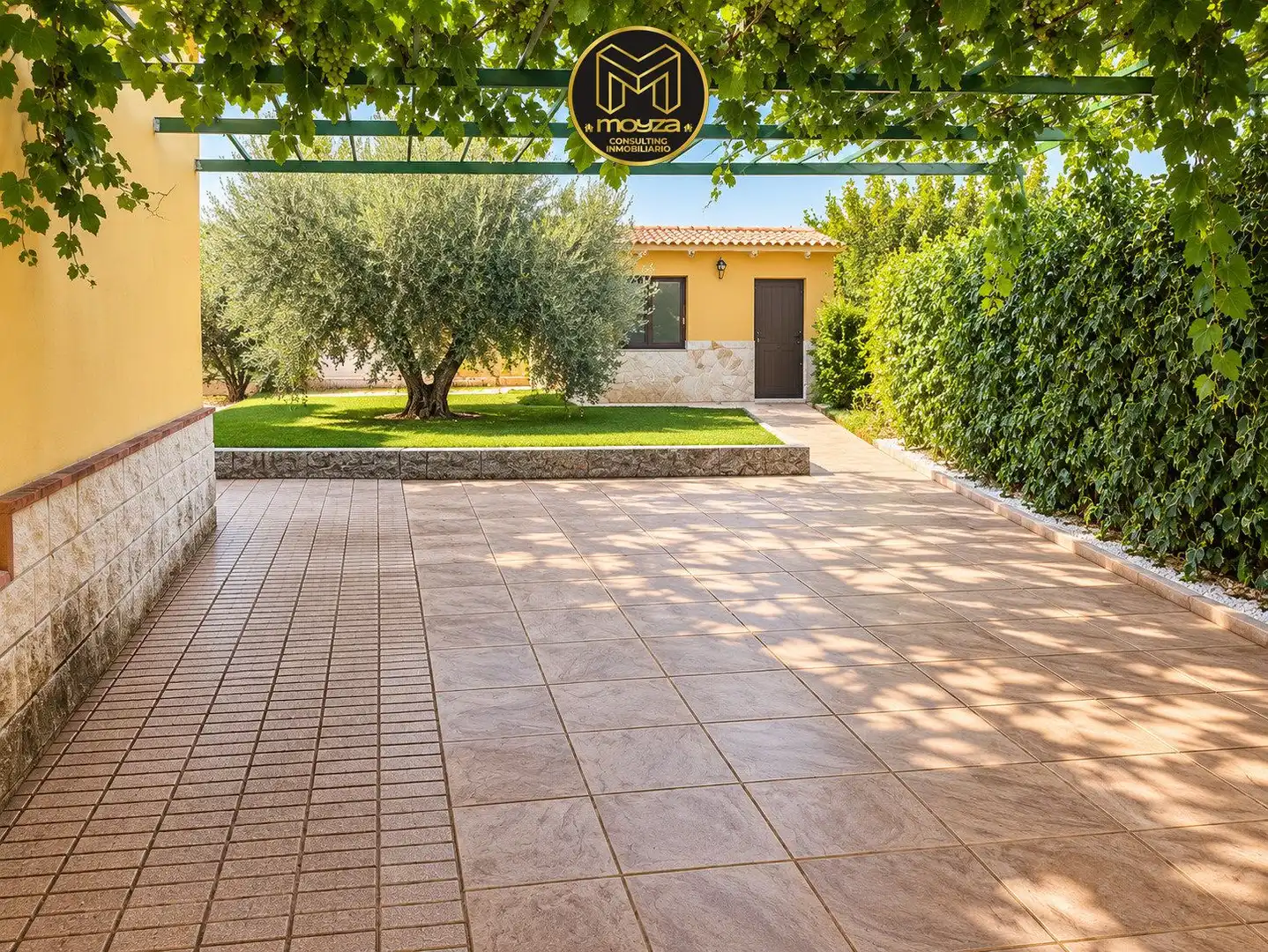 Detached house with garden for sale in Ctra. Circunvalación - La Magdalena