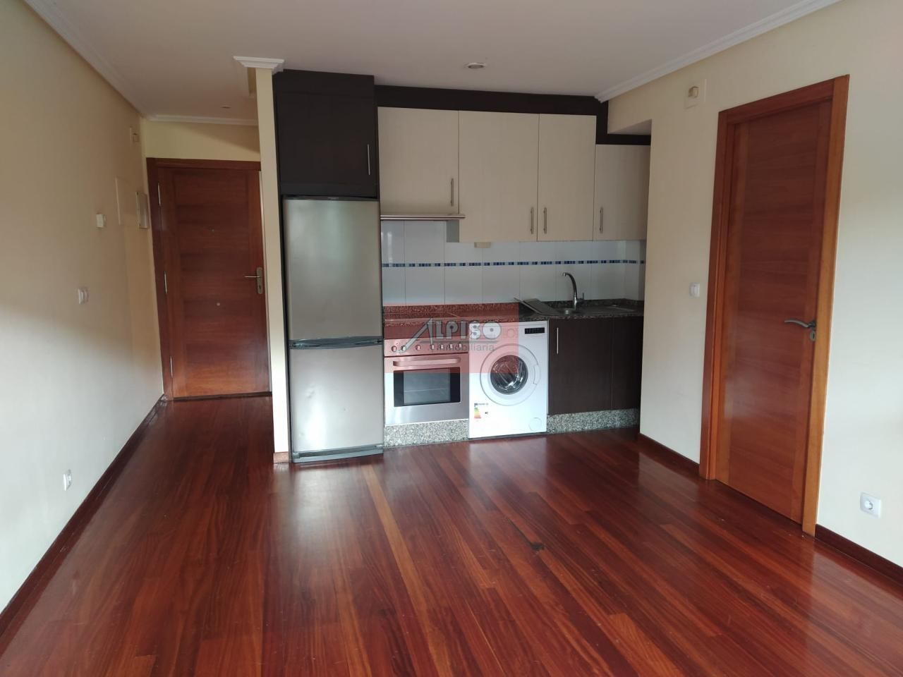 Cocina de Estudio de alquiler en Ourense Capital  con Calefacción, Parquet y Balcón