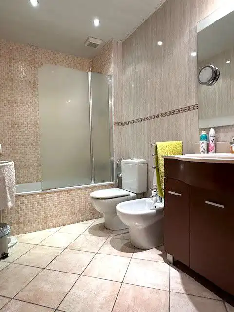 Badezimmer von Einfamilien-Reihenhaus zum Verkauf in Sant Boi de Llobregat mit Klimaanlage, Heizung und Terrasse