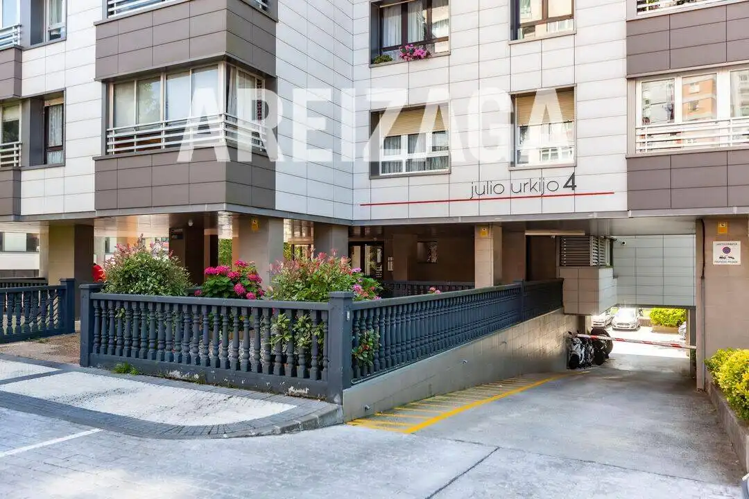 Vista exterior de Pis en venda en Donostia - San Sebastián  amb Calefacció, Moblat i Balcó