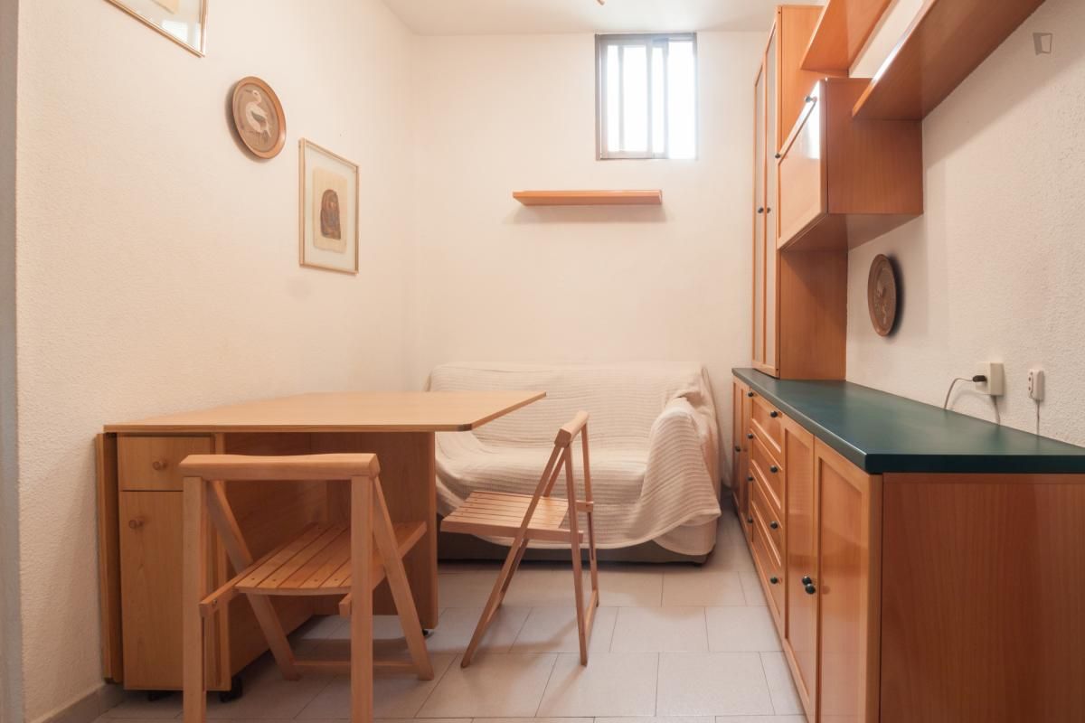 Dormitori de Apartament de lloguer en  Madrid Capital amb Moblat i Rentadora