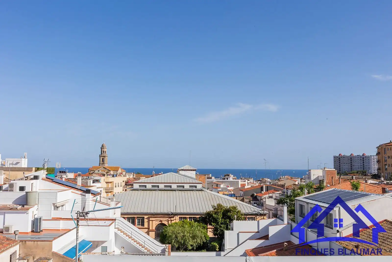 Vista exterior de Pis en venda en Canet de Mar amb Calefacció, Terrassa i Traster