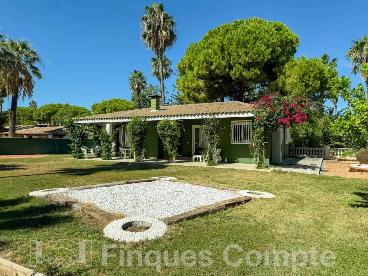 Detached house with garden for sale in Calle Camèlies
