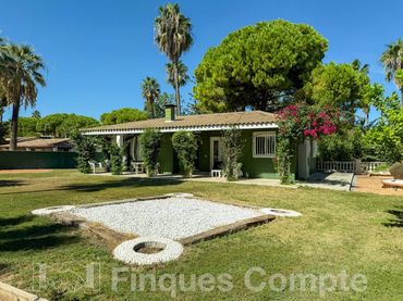 Detached house with garden for sale in Calle Camèlies